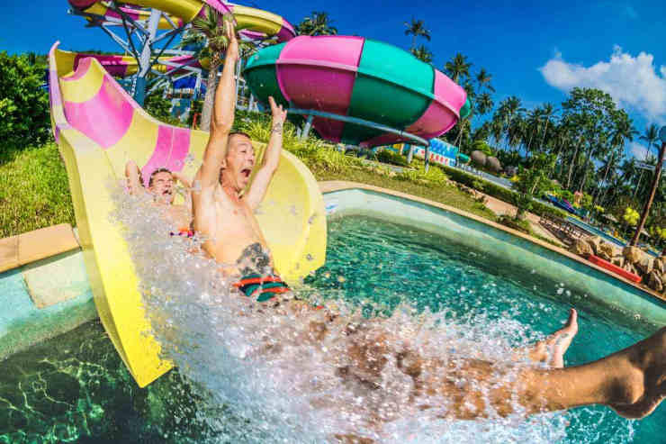 Ragazzi si divertono su uno scivolo dentro a uno dei parchi acquatici migliori in Italia 