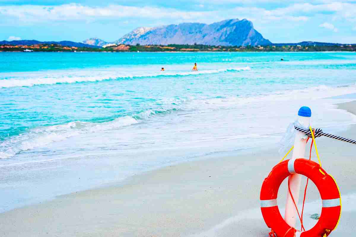 Spiagge per bambini in Sardegna, una spiaggia con un salvagente e panorama mozzafiato
