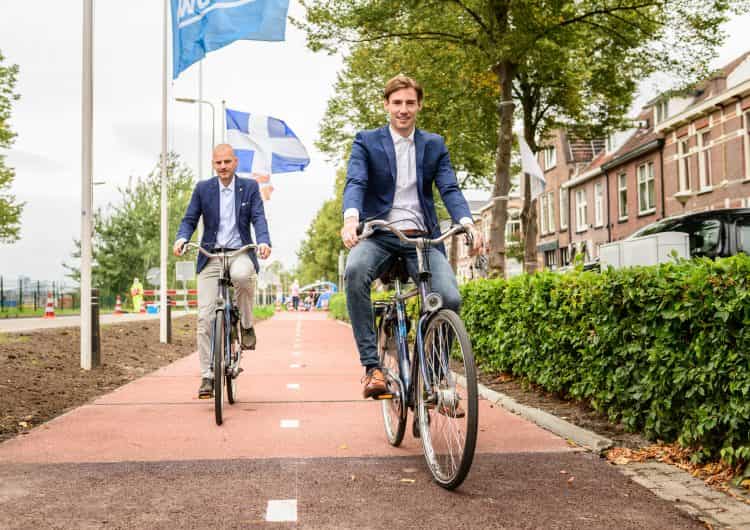 pista ciclabile con bottiglie di plastica