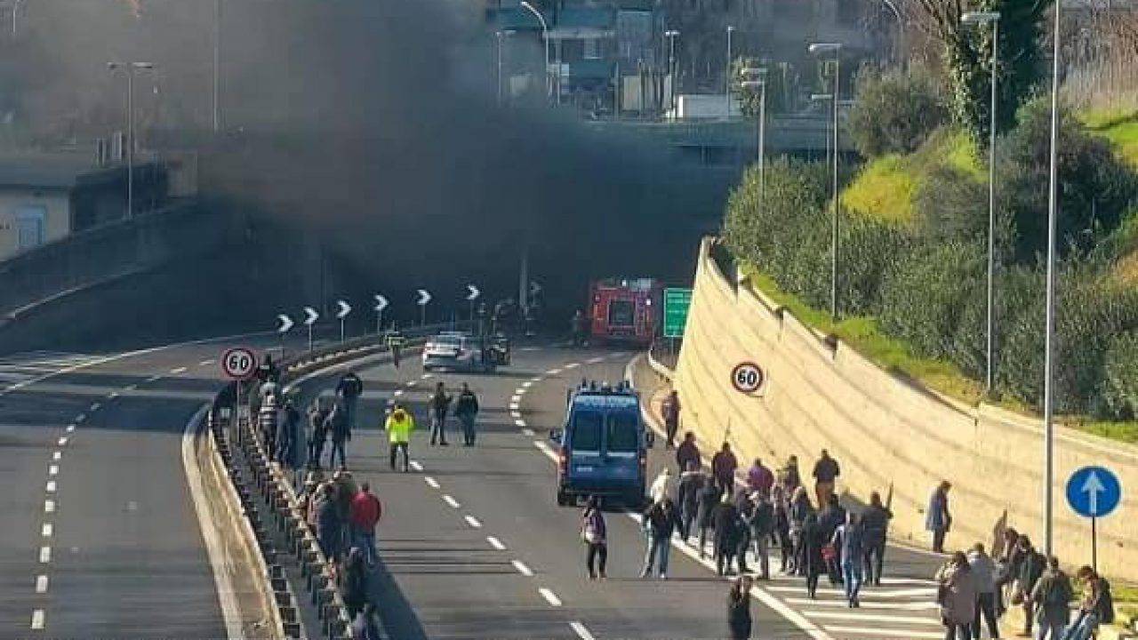 roma incendio in galleria auto in fiamme e paura nella capitale