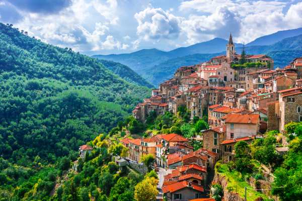 Panorama su Apricale borghi belli Liguria inverno