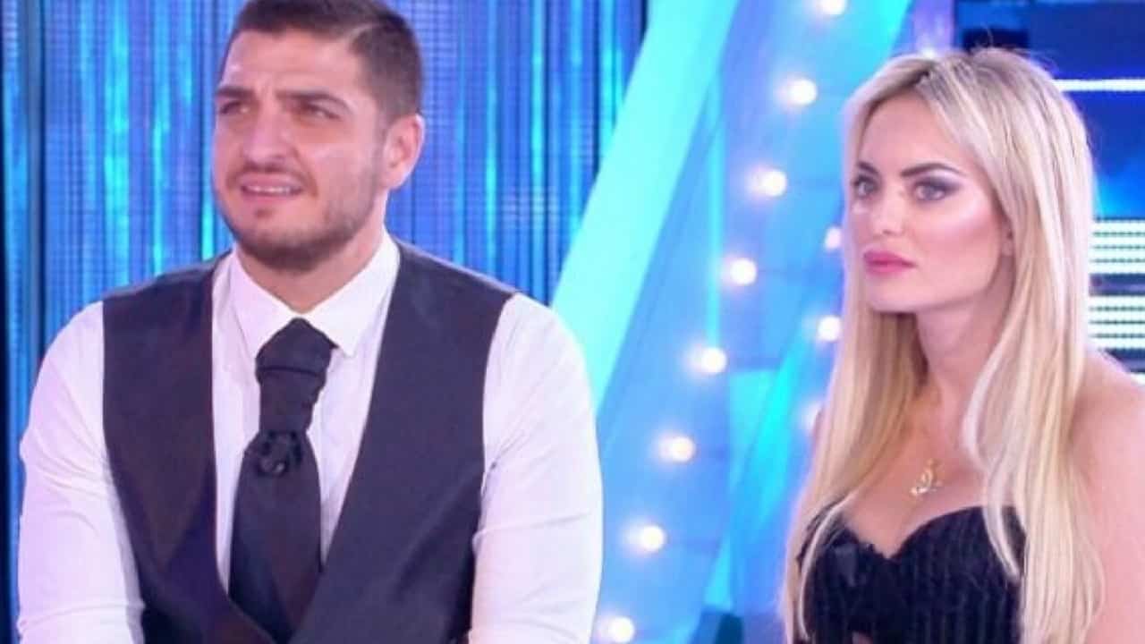 Elena Morali, incidente hot: Luigi Favoloso spunta nudo alle spalle