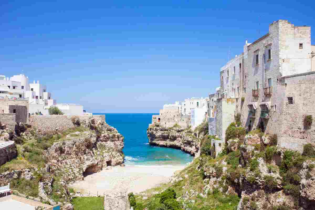 Polignano è tra le 10 spiagge più belle e imperdibili della Puglia