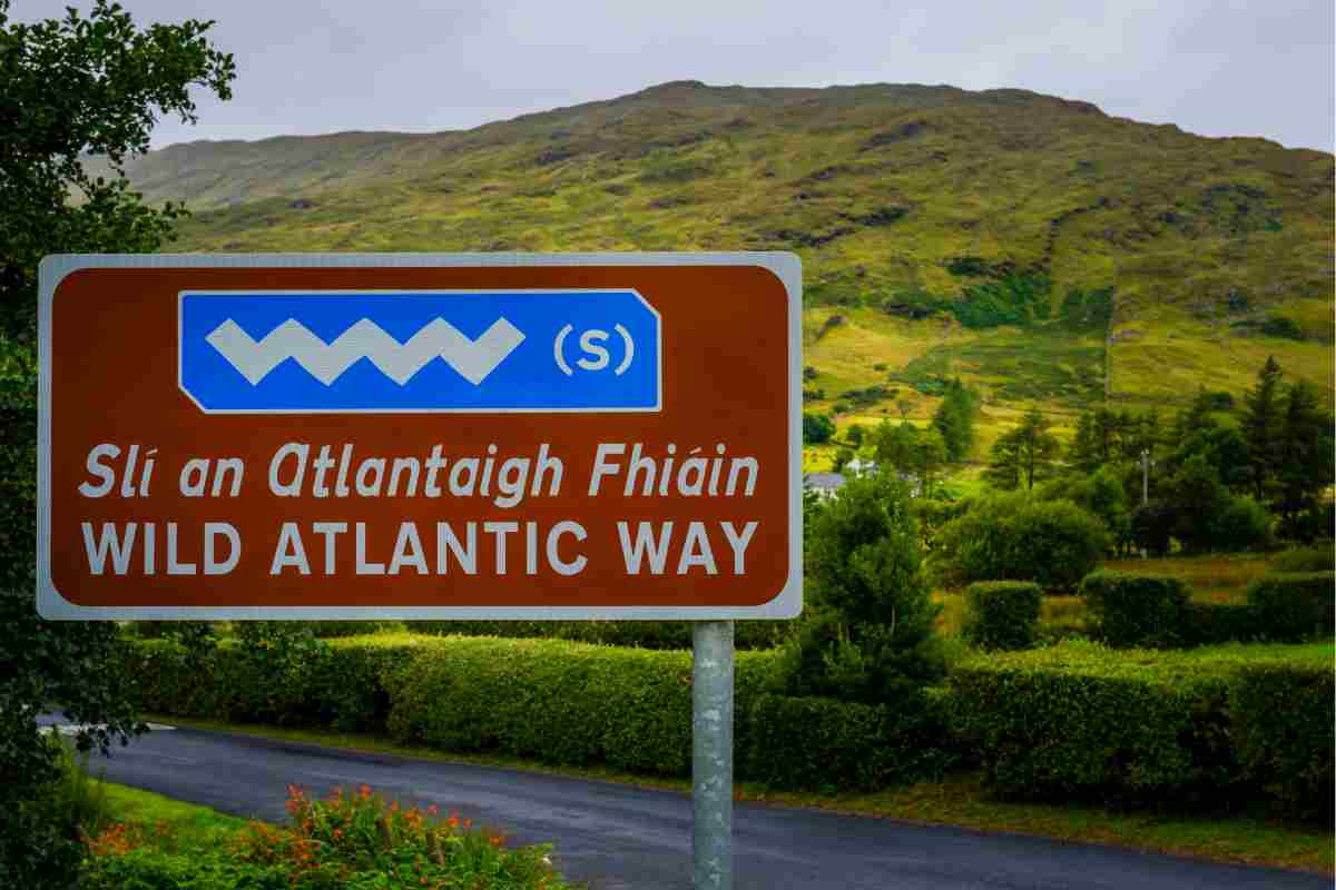 Cartellone della Wild Atlantic Way in Irlanda, una Guida per un grande viaggio