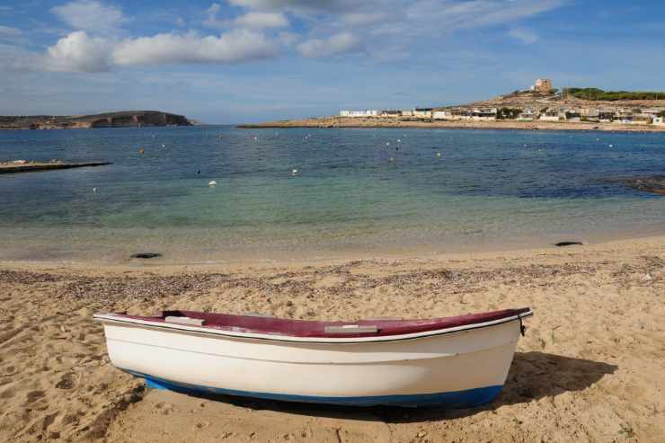 Barca sulla spiaggia di Armier Bay a Malta 