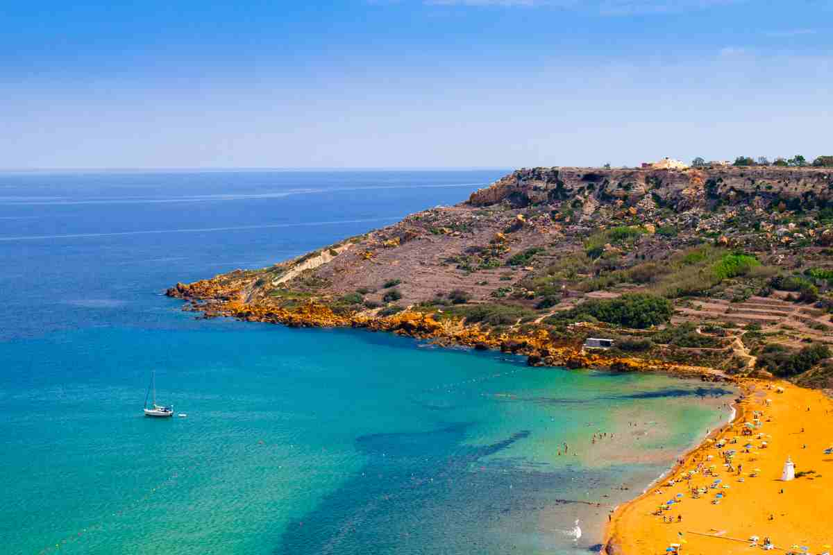 Migliori spiagge di Malta, un panorama su una caletta di sabbia dorata