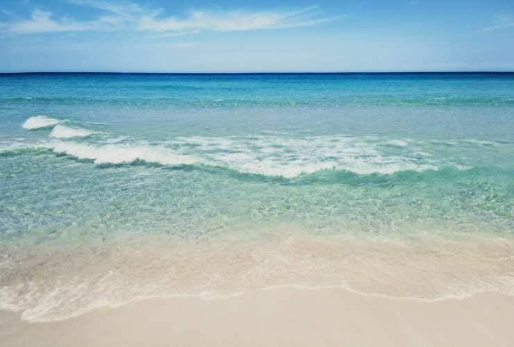 spiaggia di sabbia bianca e mare pulito