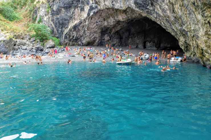 grotta e spiaggia di Praia a mare