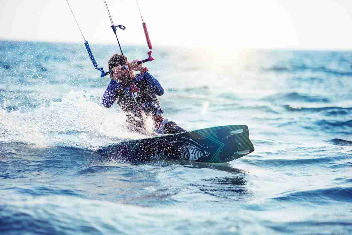 uomo che fa kitesurf