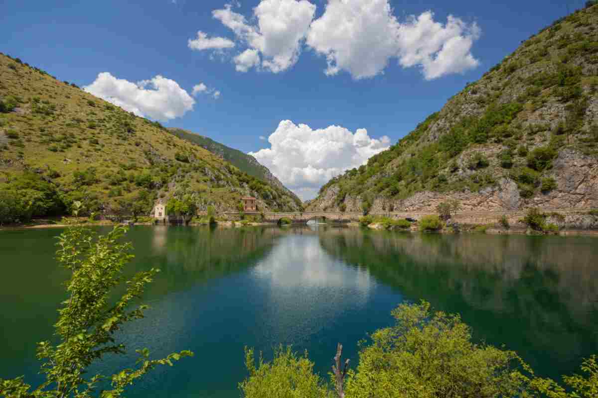 panorama con il cielo che si specchia nel lago di San Domenico in Abruzzo