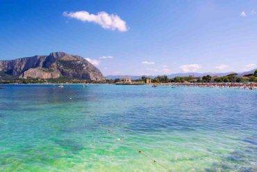Spiagge più belle Palermo, qui la baia di Mondello vista dal mare