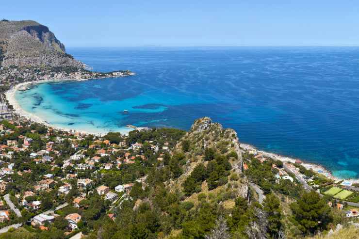 Spiagge più belle di Palermo, dove il mare è trasparente - ViaggiNews.com