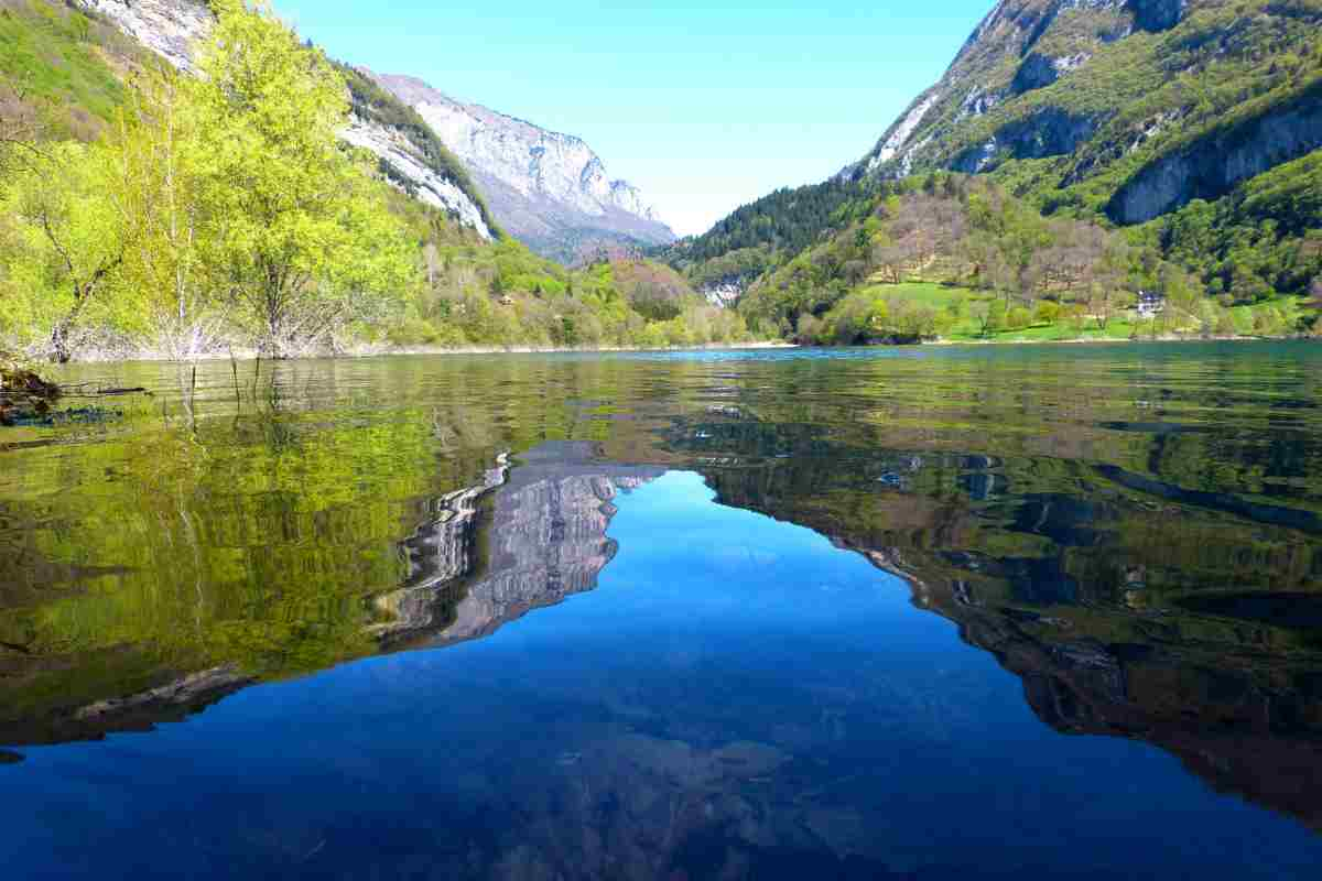 Lago di Tenno e una porzione di spiaggia