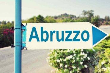 Cartello con scritta Abruzzo
