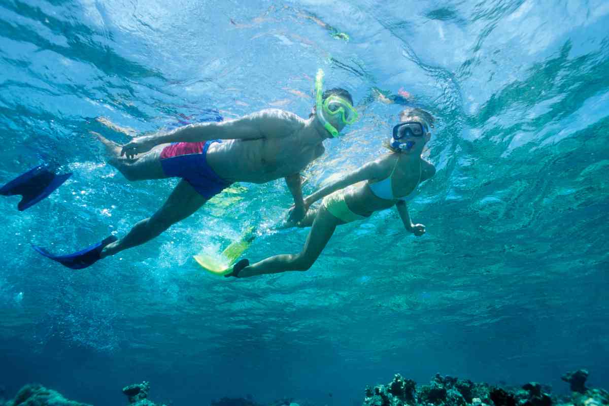 coppia che fa snorkeling