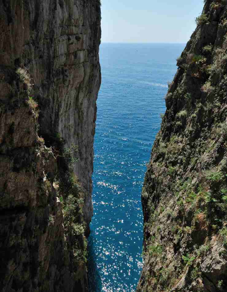 mare tra montagna spaccata