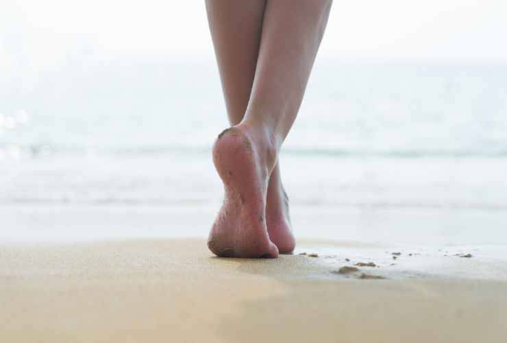 piedi donna nell'acqua del mare