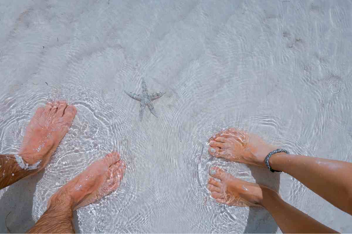 piedi uomo e donna nell'acqua del mare