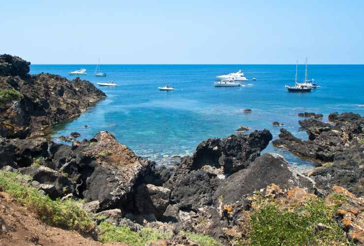 ustica sabbia nera scogli e mare