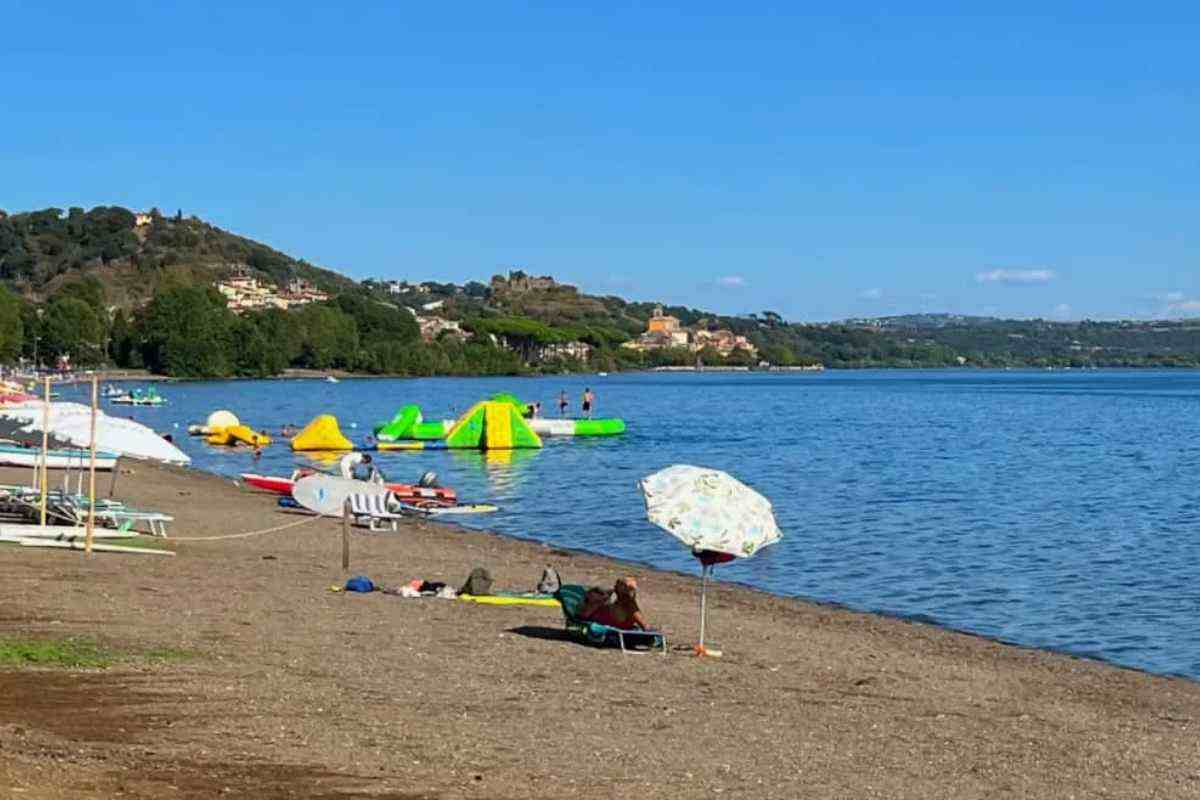 spiaggia con ombrelloni e giochi acquatici