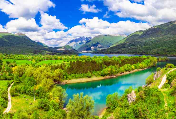 panorama lago e montagna Abruzzo estate