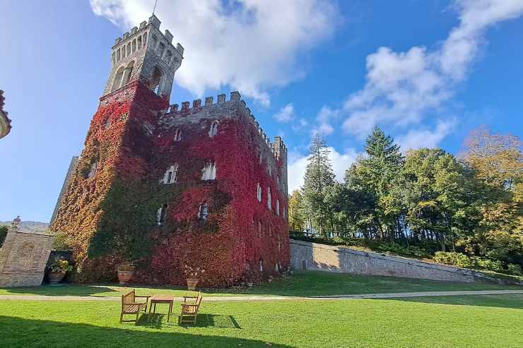 La facciata del Castello che cambia colore in Toscana