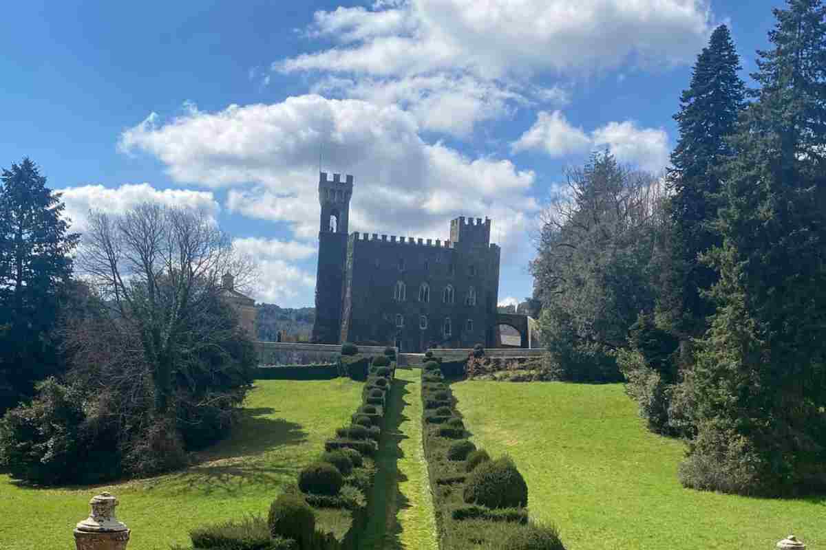 Vista sul parco con il Castello di Celsa che cambia colore sullo sfondo