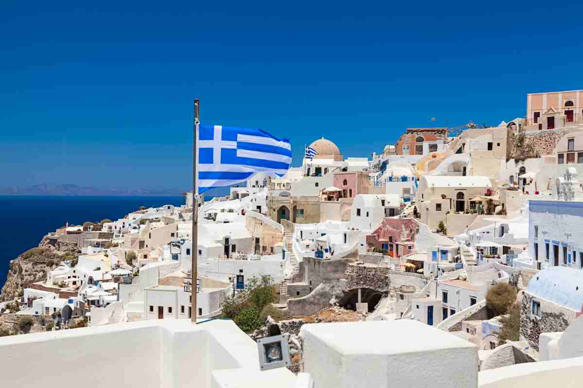 bandiera greca a santorini, per sbarcare è meglio sapere quali documenti servono per la Grecia
