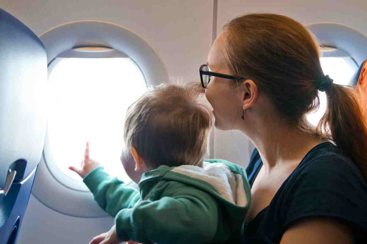 Libro di volo per bambini, una mamma e un bimbo seduti in aereo guardano fuori dal finestrino