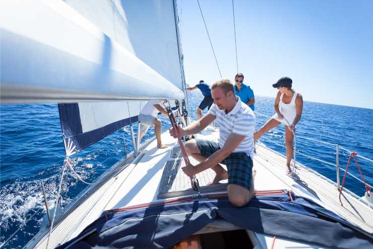 persone su barca a vela in mare