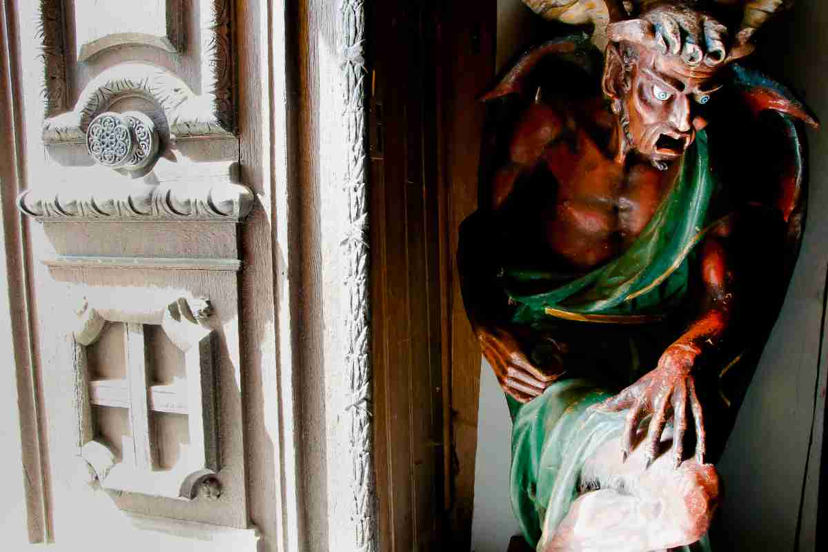 statua del diavolo a Rennes-le-Château, tra le curiosità che hanno reso questo luogo meta di visitatori da tutto il mondo
