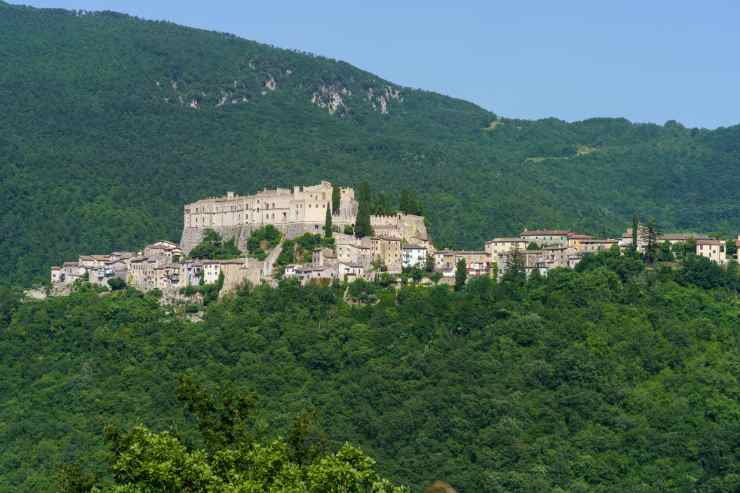 Rocca Sinibalda e il suo castello immersi nel verde