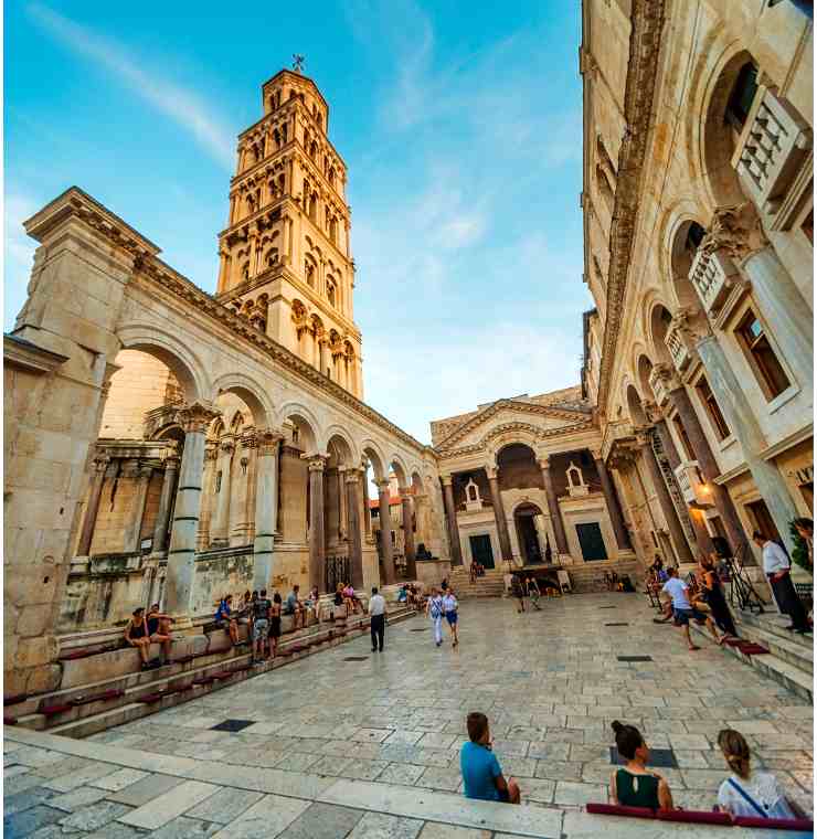 Piazza del Peristilio e Cattedrale di San Doimo a Spalato