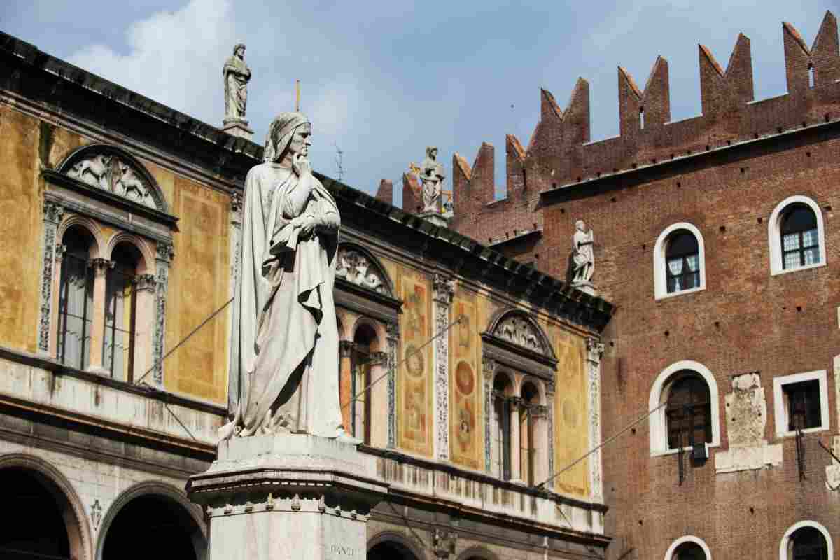 Statua di Dante in piazza dei Signori a Verona