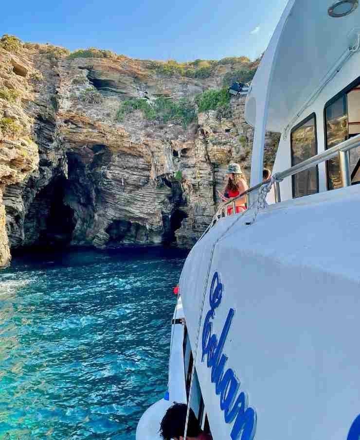 motonave vicino ad una grotta marina