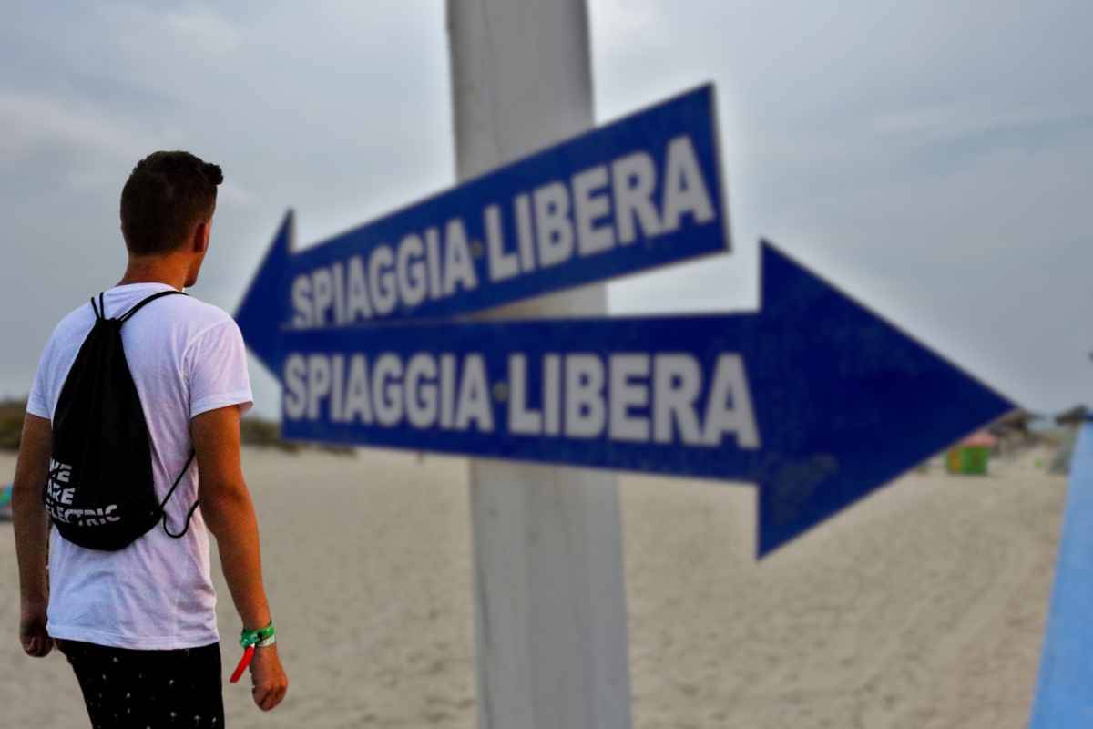 cartelli spiaggia libera persona di spalle