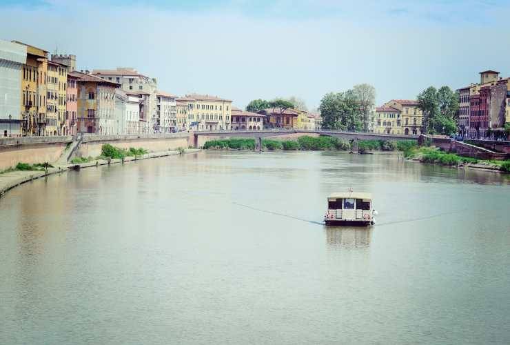 battello sul fiume Arno Firenze