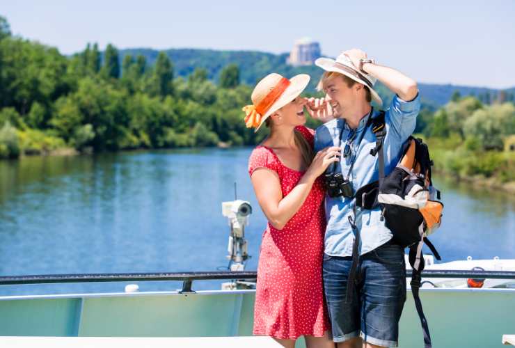coppia turisti in crociera sul fiume