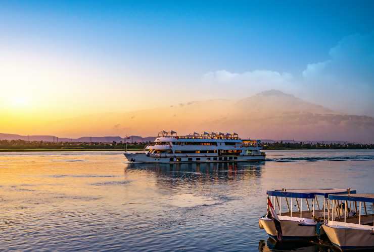 fiume Nilo con nave da crociera