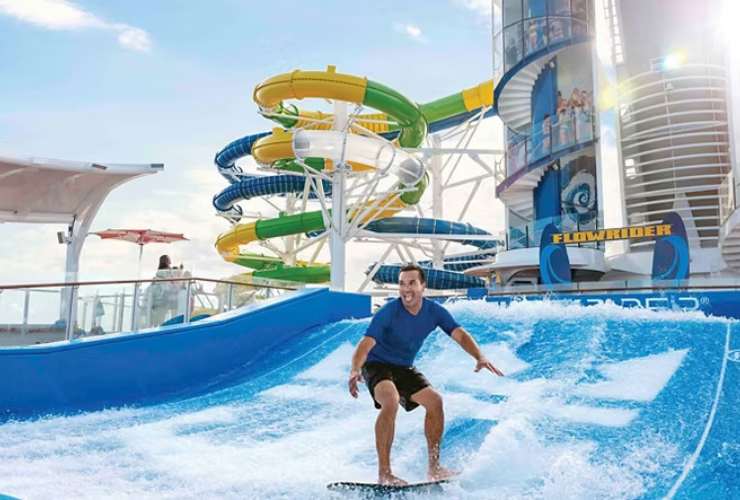 uomo che fa surf ella piscina di una nave da crociera