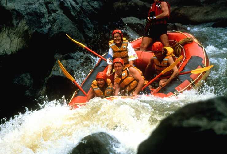 gruppo di persone che fanno rafting