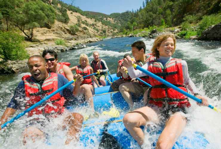 persone che fanno rafting