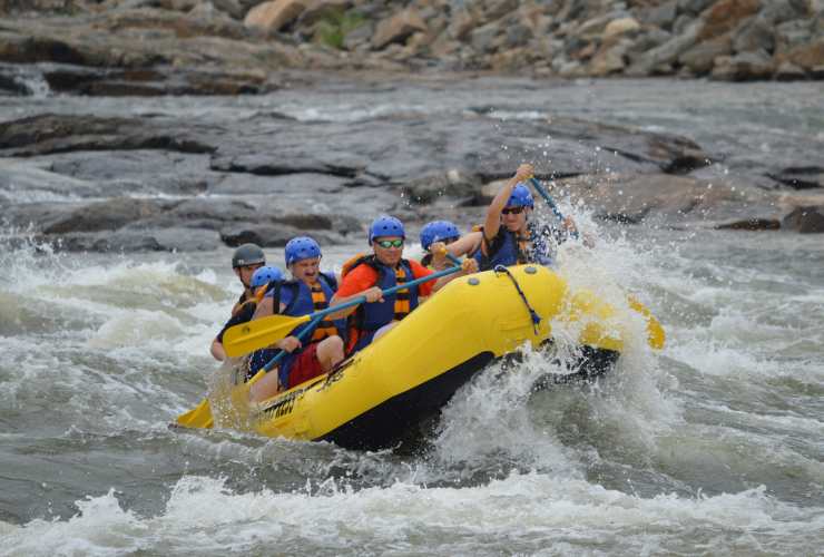 gruppo di persone che fanno rafting