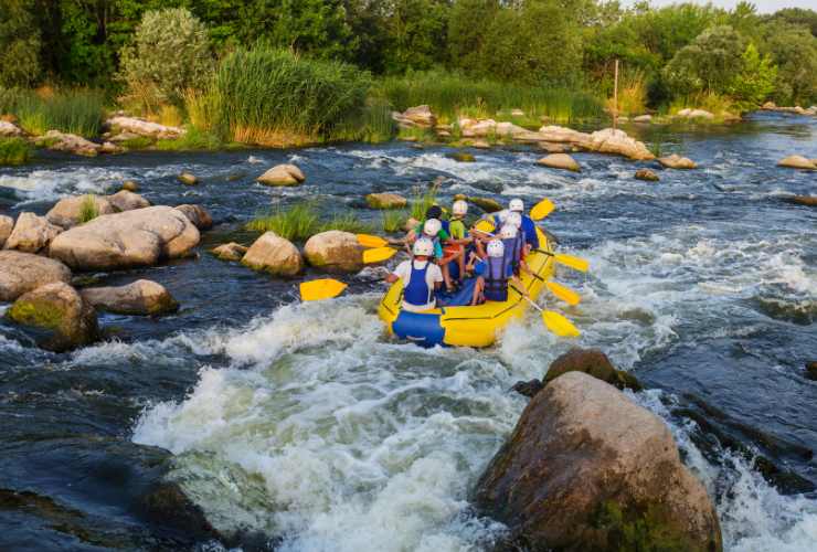 persone che fanno rafting