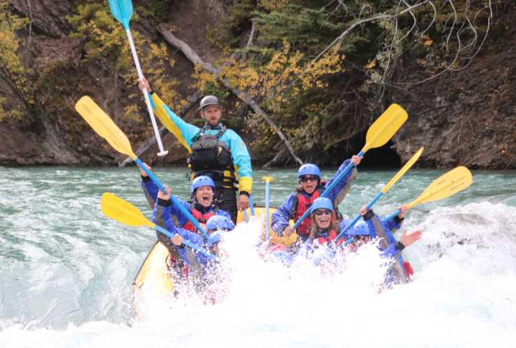 persone che fanno rafting