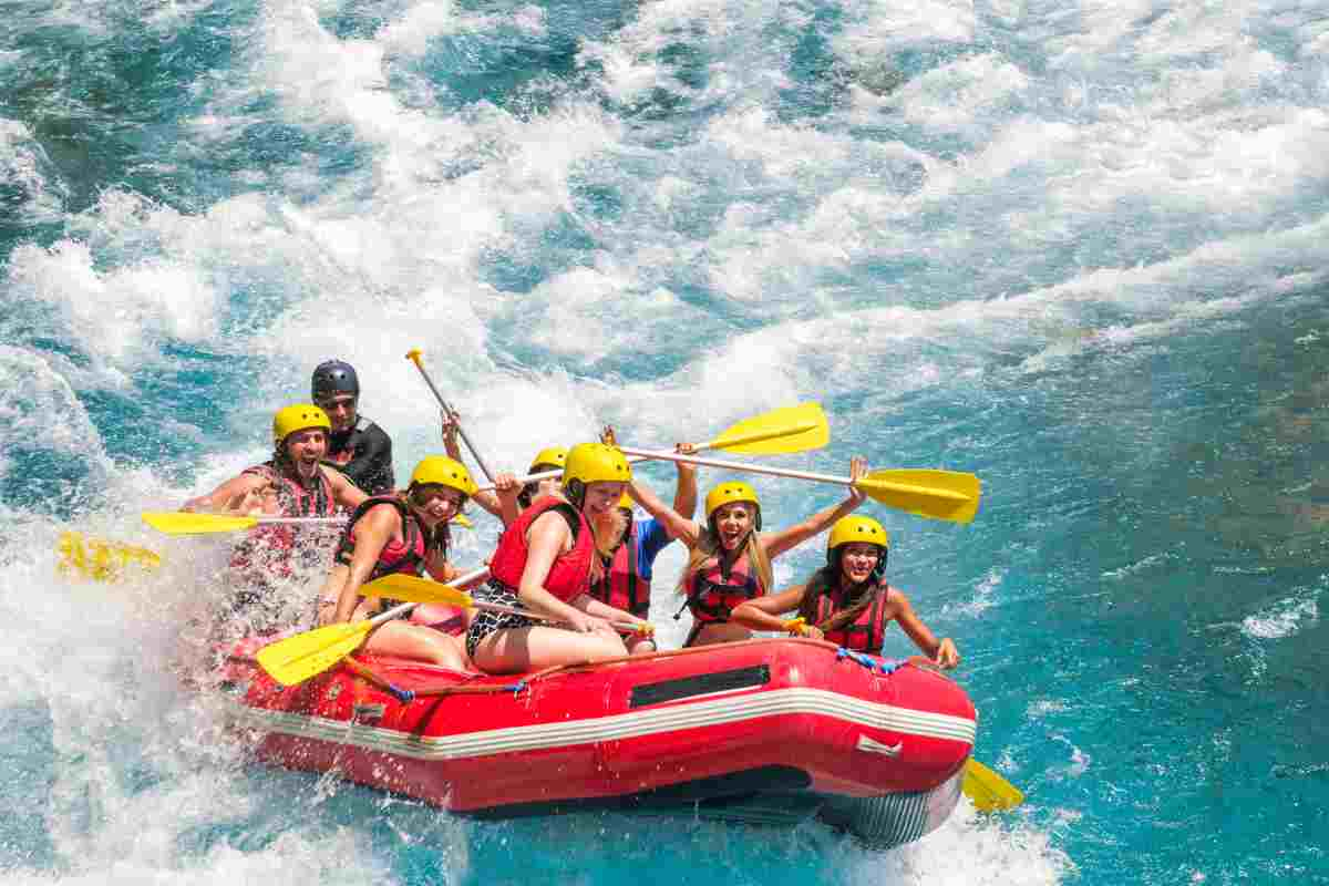 gruppo di persone che fanno rafting