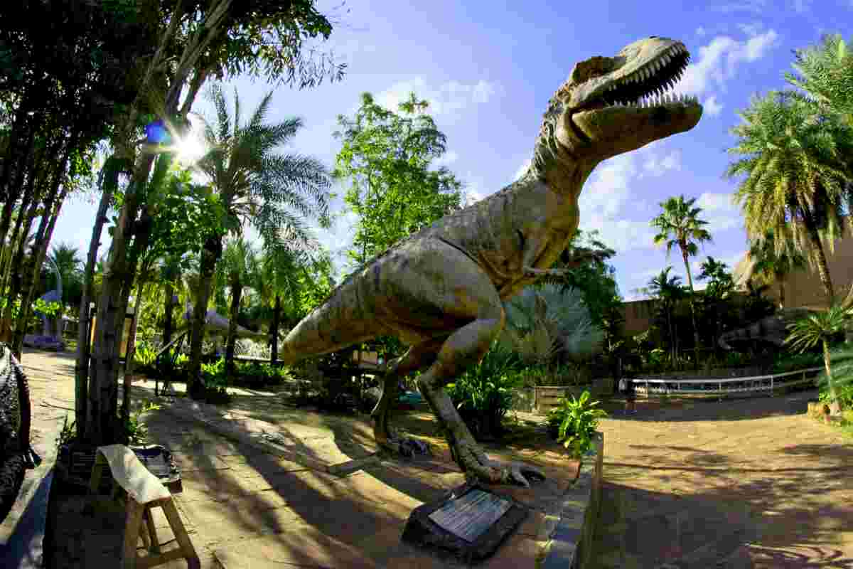 statua in un parco di dinosauri