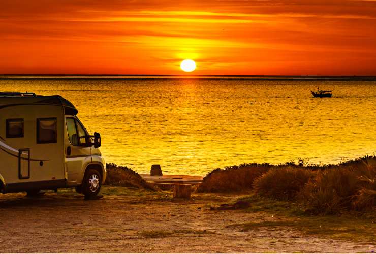 camper fermo in riva al mare al tramonto