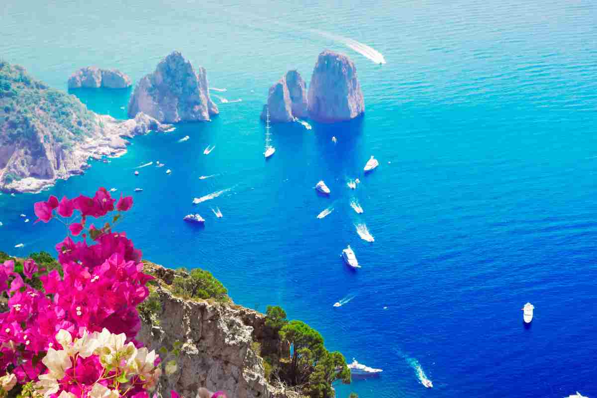 Capri veduta dall'alto con mare e Faraglioni