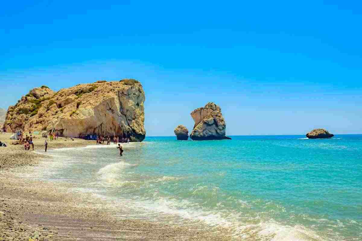 mare gente in spiaggia rocce